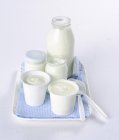 Yogur en vasos surtidos - foto de stock
