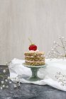Torta de morango com flor — Fotografia de Stock