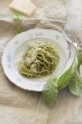 Спагетти с домашним одуванчиком песто — стоковое фото