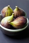 Fresh figs in bowl — Stock Photo