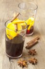 Mulled wine with oranges and cinnamon — Stock Photo