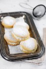 Мини бисквиты со сливками — стоковое фото
