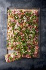 Pizza con prosciutto di Parma ed erbe aromatiche — Foto stock