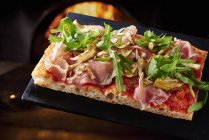 Pizza con tocino y alcachofa - foto de stock