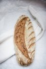Pane di pasta madre su bianco — Foto stock