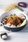 Spaghetti mit Auberginen, Zucchini und Parmesan — Stockfoto