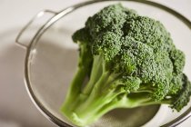 Broccoli freschi in ciotola di vetro — Foto stock