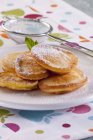 Pfannkuchen mit Apfelscheiben — Stockfoto