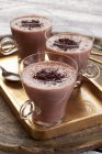 Крупный план напитков из какао с тертым шоколадом — стоковое фото