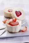 Cheesecake muffins with strawberries — Stock Photo