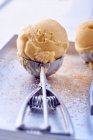 Sorvete em uma colher de sorvete — Fotografia de Stock