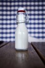 Pequena garrafa de leite — Fotografia de Stock