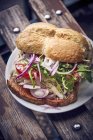 Hamburger avec pain de viande et oignon — Photo de stock