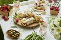 Sandwiches, Salate und Cupcakes — Stockfoto