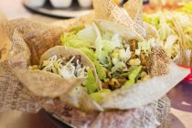 Nahaufnahme von Tacos zum Mitnehmen in Papierverpackungen — Stockfoto