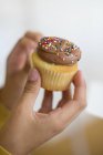 Mani che tengono cupcake — Foto stock