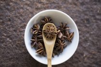 Звездный анис с деревянной ложкой — стоковое фото