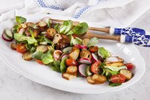 Brezensalat mit Salat — Stockfoto
