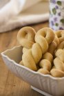 Biscuits torsadés dans des bols — Photo de stock
