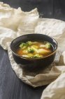 Вегетарианский суп с цветной капустой — стоковое фото