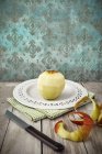 Свіже очищене яблуко на тарілці — стокове фото