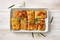 Trozos de polenta con parmesano - foto de stock