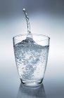 Vista da vicino del bicchiere d'acqua con una spruzzata — Foto stock