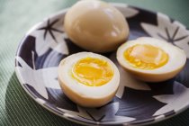 Ovos cozidos marinados inteiros e cortados pela metade — Fotografia de Stock