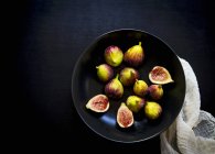 Figues fraîches avec tranches — Photo de stock