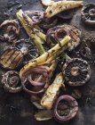 Légumes rôtis au vinaigre balsamique sur surface noire — Photo de stock