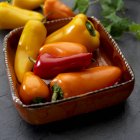 Gelb mit roter und orangefarbener Paprika — Stockfoto