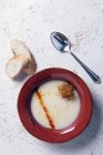 Ciotola di minestra di pastinaca con polvere di paprika — Foto stock