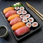 Nigiri e sushi Maki com salmão e atum — Fotografia de Stock