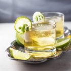 Cocktail com limas e cubos — Fotografia de Stock
