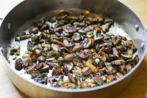 Vue rapprochée des champignons frits avec des herbes — Photo de stock