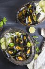 Steamed mussels with rice noodles — Stock Photo