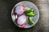 Cipolla tagliata a metà e peperoncino — Foto stock