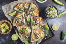 Quesadillas mit frischer Salsa auf Backpapier über Blech — Stockfoto
