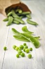 Piselli verdi freschi con baccelli — Foto stock