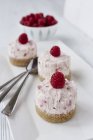 Cranachan cheesecakes with raspberries — Stock Photo