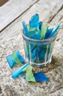 Вид крупным планом синего и зеленого стекла из сахара — стоковое фото