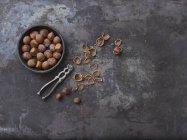 Целые фундуки с ореховыми скорлупками — стоковое фото