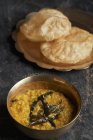 Curry de lentilha com pão chato — Fotografia de Stock