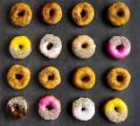 Donuts surtidos en filas - foto de stock