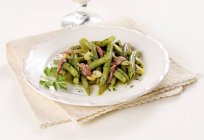 Green beans with garlic — Stock Photo