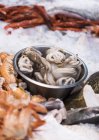 Сырые кальмары с мидиями и креветками — стоковое фото