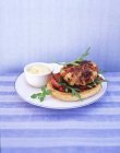 Hamburger con peperoni rossi arrosto — Foto stock