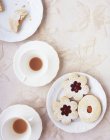Печенье с джемом на тарелках — стоковое фото