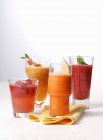 Différents smoothies aux fruits sur la table — Photo de stock