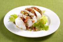 Mozzerella ripiena su piatto bianco — Foto stock